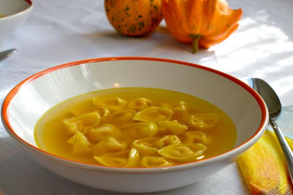 Őszi zöldségerőleves sütőtökös tortellinivel