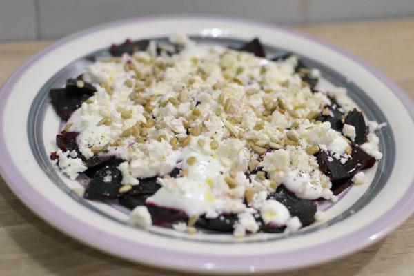 Sült cékla joghurttal és feta sajttal