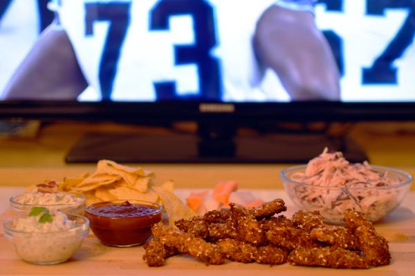 Superbowl menü: Ropogós csirkecsíkok háromféle mártogatóval és coleslaw-val