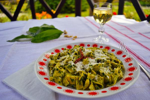 Tagliatelle al pesto all'aglio orsino avagy széles metélt medvehagyma pesztóval